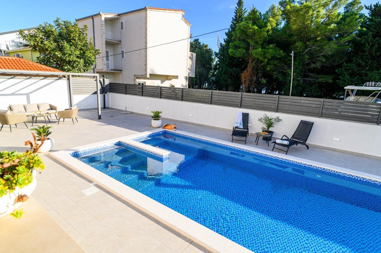 Villa Relax - Beautiful Apartment With Heated Saltwater Pool & Jacuzzi Kastela Exterior photo