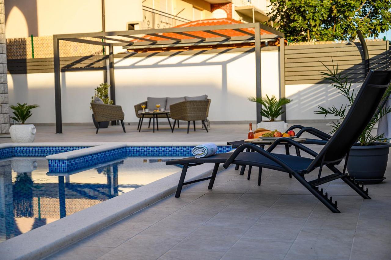 Villa Relax - Beautiful Apartment With Heated Saltwater Pool & Jacuzzi Kastela Exterior photo