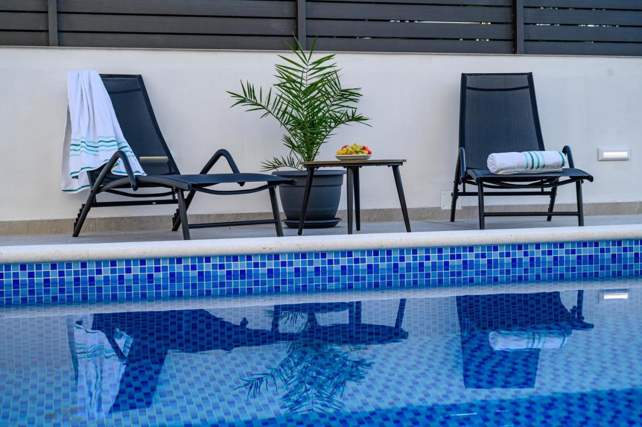 Villa Relax - Beautiful Apartment With Heated Saltwater Pool & Jacuzzi Kastela Exterior photo