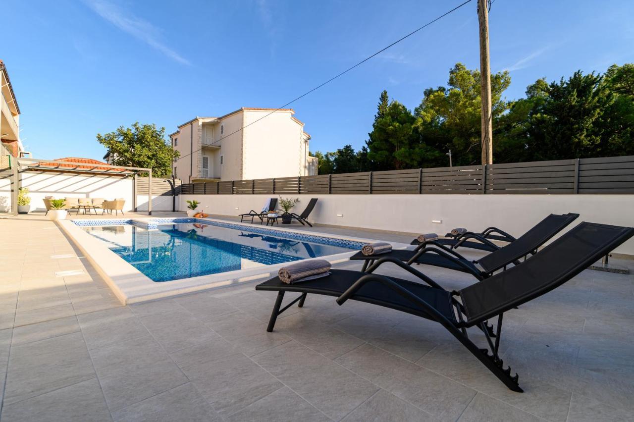 Villa Relax - Beautiful Apartment With Heated Saltwater Pool & Jacuzzi Kastela Exterior photo
