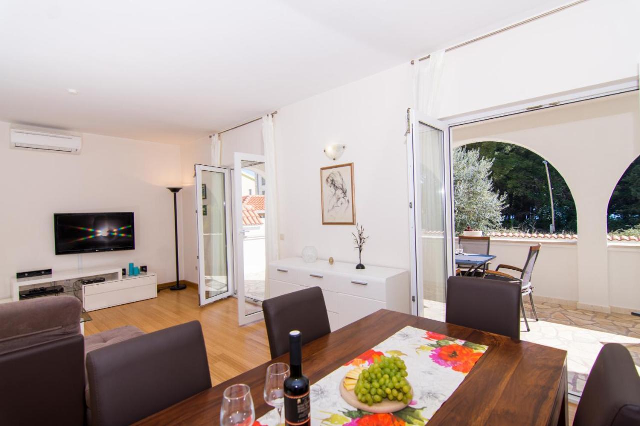 Villa Relax - Beautiful Apartment With Heated Saltwater Pool & Jacuzzi Kastela Exterior photo