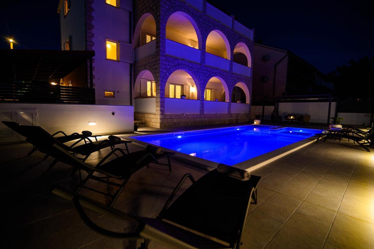 Villa Relax - Beautiful Apartment With Heated Saltwater Pool & Jacuzzi Kastela Exterior photo