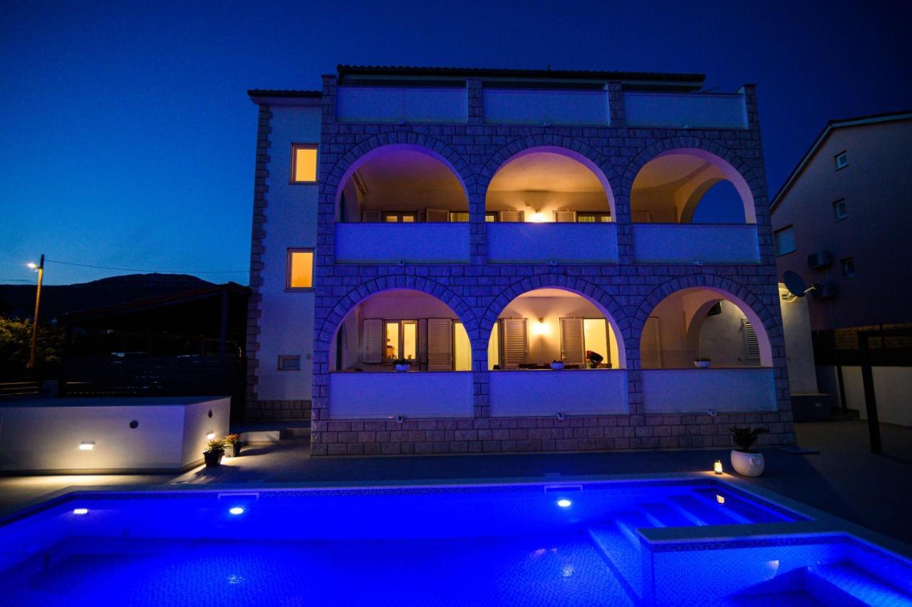 Villa Relax - Beautiful Apartment With Heated Saltwater Pool & Jacuzzi Kastela Exterior photo
