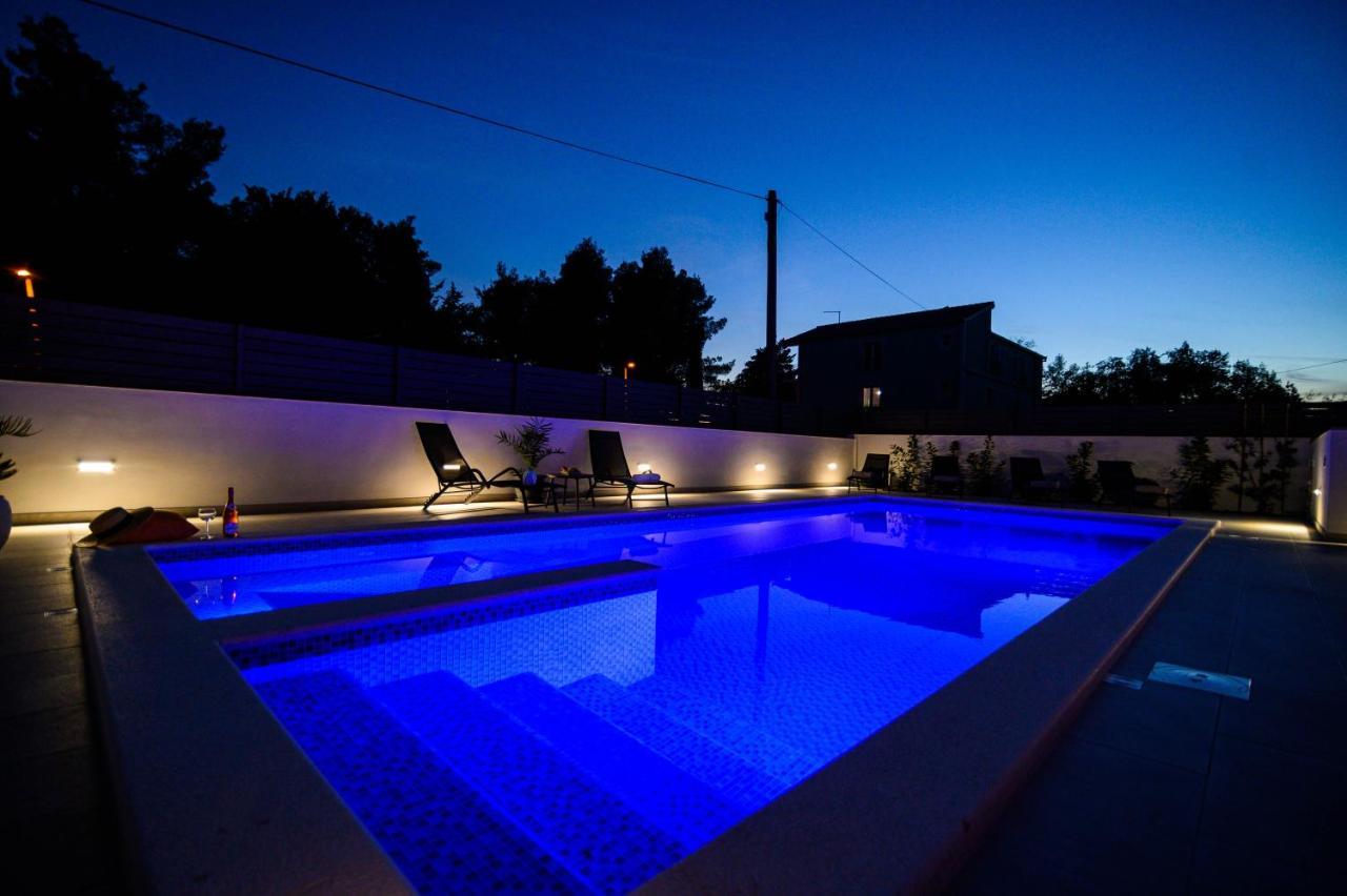 Villa Relax - Beautiful Apartment With Heated Saltwater Pool & Jacuzzi Kastela Exterior photo