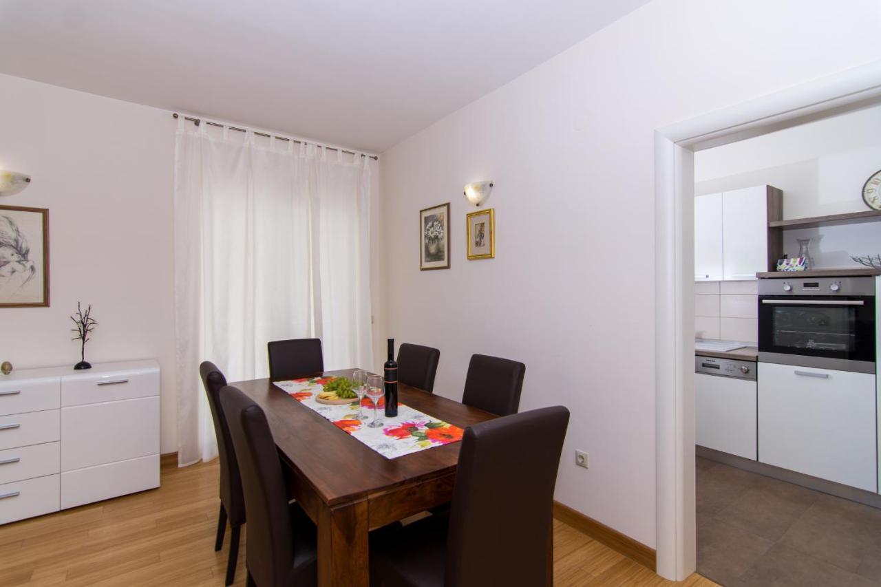 Villa Relax - Beautiful Apartment With Heated Saltwater Pool & Jacuzzi Kastela Exterior photo